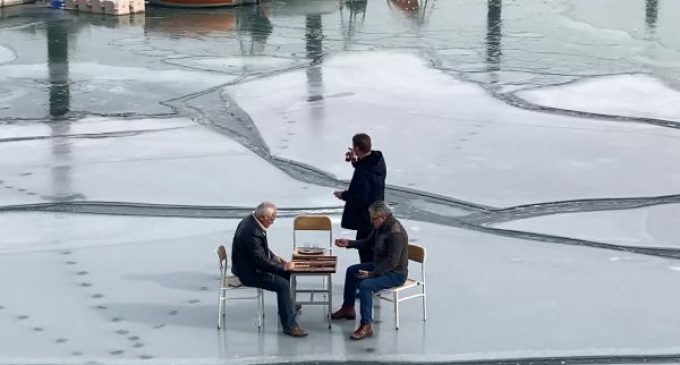 Memleketten kış manzaraları: Buz tutan gölde çay içip tavla oynadılar