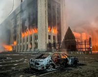 Kazakistan Devlet Başkanı Tokayev göstericiler için “teröristler” dedi: Orduya uyarıda bulunmadan ateş açma yetkisi verdi