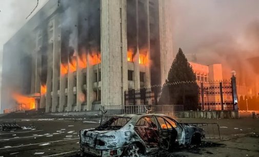 Kazakistan Devlet Başkanı Tokayev göstericiler için “teröristler” dedi: Orduya uyarıda bulunmadan ateş açma yetkisi verdi