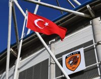 Acun Ilıcalı’nın satın aldığı Hull City stadına Türk bayrağı asıldı
