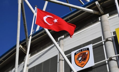 Acun Ilıcalı’nın satın aldığı Hull City stadına Türk bayrağı asıldı