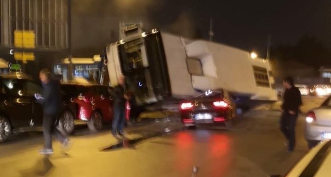 Ankara’da EGO otobüsü, bir aracın üzerine devrildi