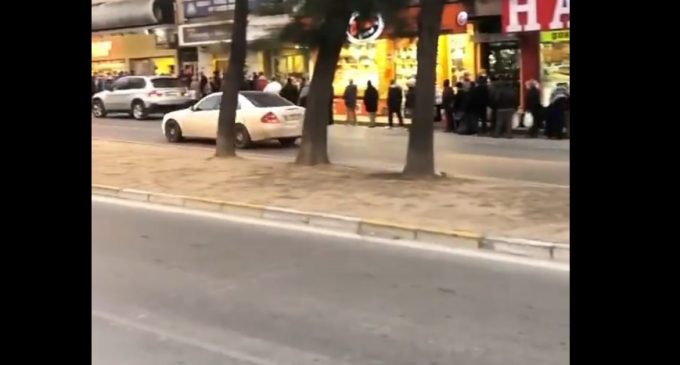 CHP’li Tuncay Özkan paylaştı: İzmir’de askıda ekmek kuyruğu, Saray’dakine sorsan varlık kuyruğu…