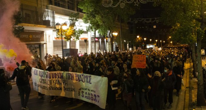Yunanistan’da cinsel saldırının gizlenmeye çalışılması halkı sokağa döktü: “Sizin paranız varsa bizim sesimiz var”
