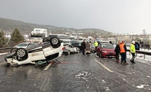 TEM’de kaza: 12 araç çarpıştı, İstanbul yönü trafiğe kapandı