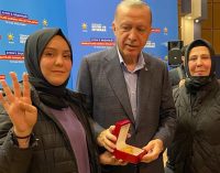 Erdoğan, kendisini rüyasında gören AKP’li üniversite öğrencisine altın bilezik hediye etti