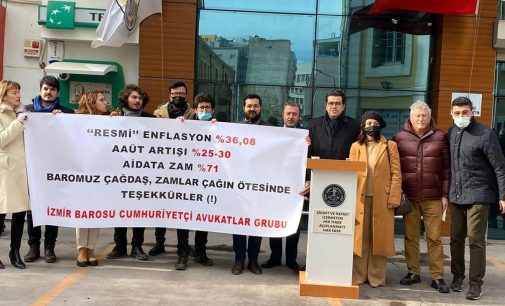 İzmir’de avukatlar, baro aidatına yapılan yüzde 71’lik zammı protesto etti