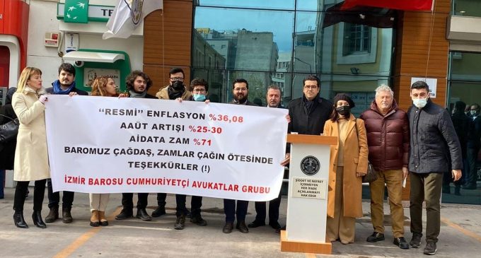 İzmir’de avukatlar, baro aidatına yapılan yüzde 71’lik zammı protesto etti