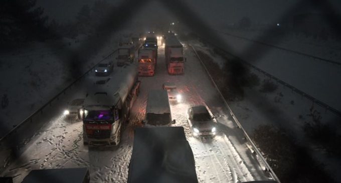 Gaziantep’te kar esareti: Vatandaşlar 15 saattir yollarda mahsur!