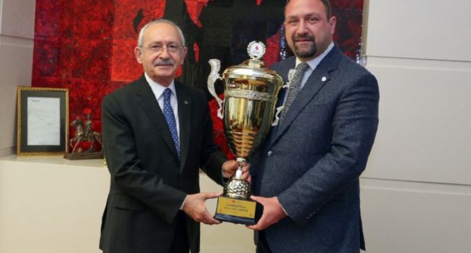 Cumhurbaşkanlığı Kupası Kılıçdaroğlu’na takdim edildi