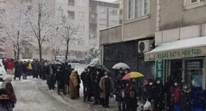 CHP’li Özkan paylaştı: Bursa’da kar altında ucuz ekmek kuyruğu