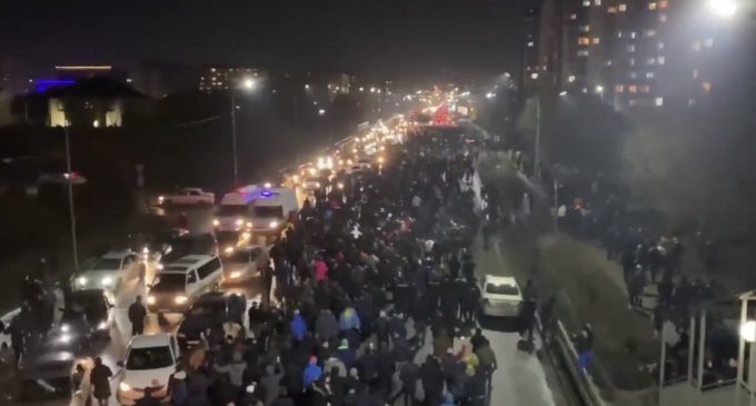 Kazakistan’da akaryakıt zammı ve pahalılık protestoları: Almatı’da polis ile göstericiler arasında çatışma