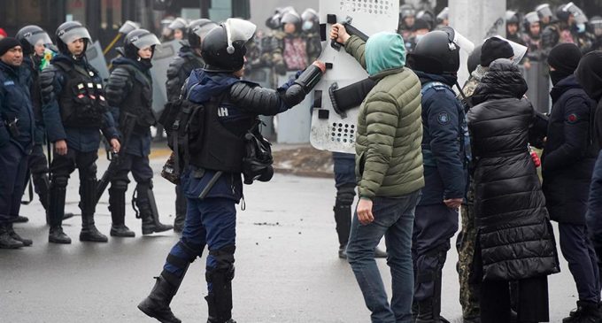 Kazakistan’da protestolar sürüyor: OHAL ilan edilen Almatı’da göstericiler belediye binasına girdi