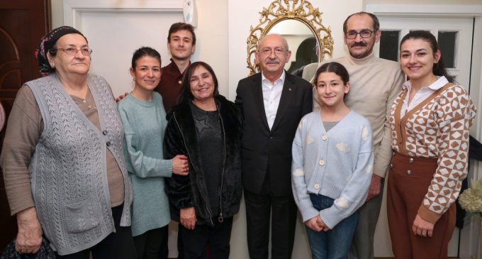 Kılıçdaroğlu, kendisini evine davet eden öğrenciyi ziyaret etti