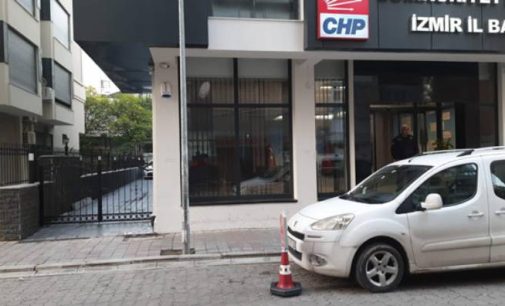 CHP İzmir İl Binası’na “Irkçılık yaşatır” yazısı yazdılar