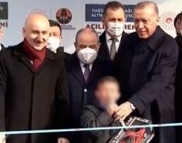 Özgür Özel: Soylu’nun sahnede Kılıçdaroğluna “hain” diyen çocukla fotoğrafı var