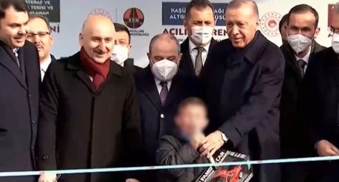 Erdoğan’ın mikrofon uzattığı çoçuk, Kılıçdaroğlu’na “hain” diyerek AKP’ye oy istedi