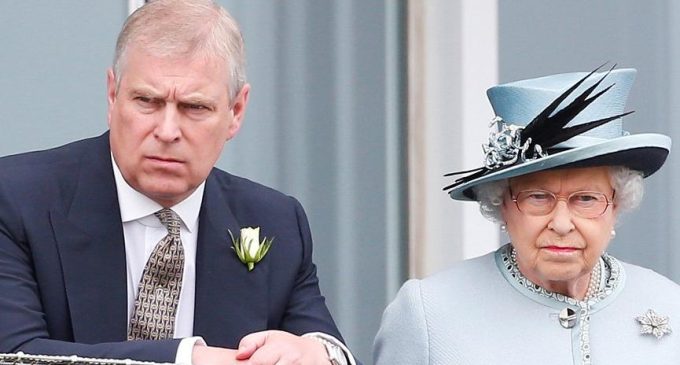 Cinsel saldırıyla suçlanan Kraliçe Elizabeth’in oğlu Prens Andrew kraliyet unvanlarını kaybetti