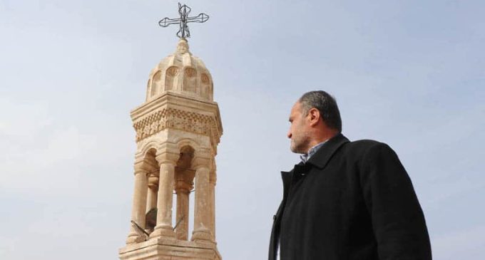 Mardin’de tarihi kilisedeki çanı çalmaya çalışan hırsızları mahallelinin ihbarı kaçırdı