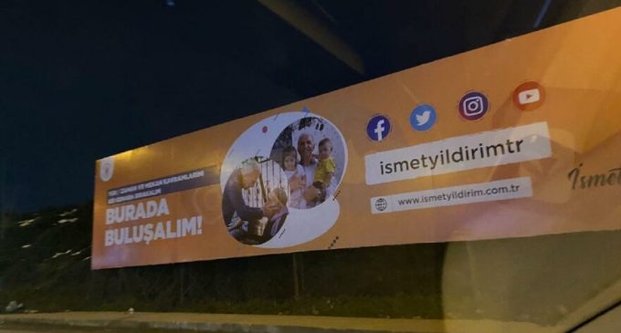 AKP’li başkanın icraatı: Takipçi toplamak için ilan panolarını kullandı