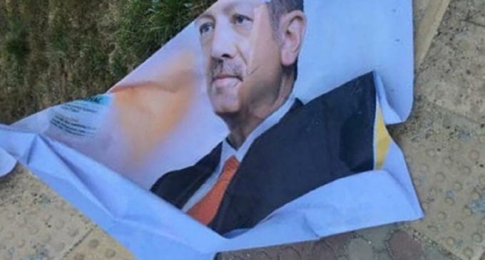 Erdoğan’ın afişlerini yırttı, gözaltına alındı