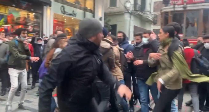 İstiklal Caddesi’nde zamları ve pahalılığı protesto eden öğrencilere polis saldırısı