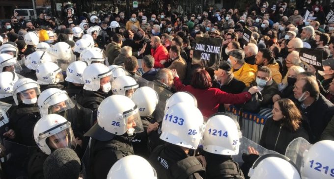 Eskişehir’deki yurttaşların elektrik faturası protestosuna polis saldırısı
