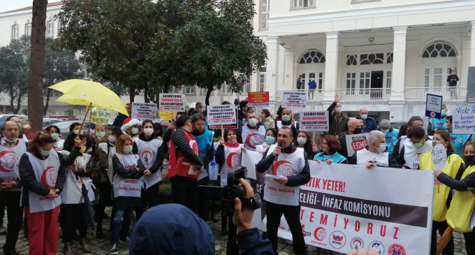 İzmir’de de aile hekimleri iş bıraktı: Sağır kulaklara haykırıyoruz!