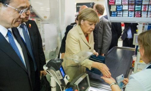 Merkel alışveriş esnasında cüzdanını çaldırdı