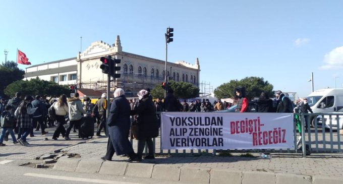 “Değiştireceğiz” pankartları İstanbul sokaklarında