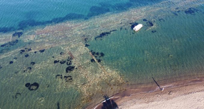 Dikili’de yüzerken Atarneus Antik Kenti’nin limanını buldu