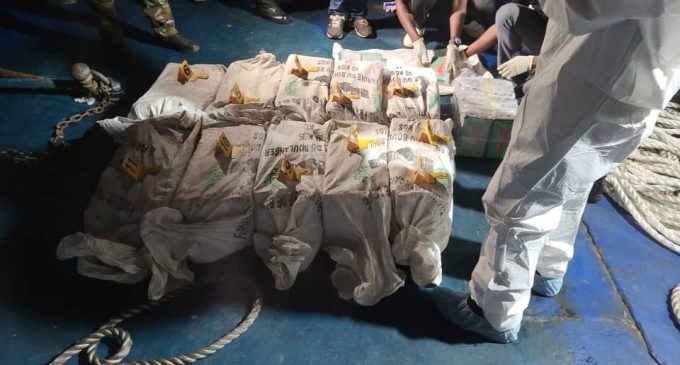 Batı Afrika ülkesi Gine’de Türk bayraklı teknede 528 kilo kokain ele geçirildi