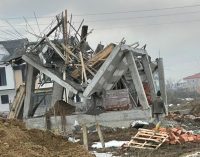 İnşaat halindeki bina, beton dökümü için hazırlık yapılırken çöktü