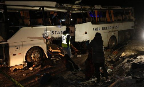 İBB’ye ait yolcu otobüsü kaza yaptı: İki ölü, 27 yaralı