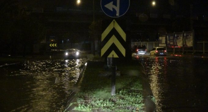 İzmir’de sağanak yağış etkili oldu: Bazı ev ve işyerleri sular altında kaldı