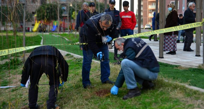 Adana’da 17 yaşındaki platonik aşık dehşet saçtı: Sevdiği kızın sevgilisini öldürüp arkadaşını bıçakladı