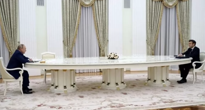 Kritik görüşmeye “dev masa” damga vurmuştu: İşte Putin-Macron görüşmesinin perde arkası