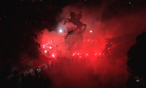 Samsun’da yurttaşlar saldırıya uğrayan Atatürk Anıtı’nda nöbet tutuyor