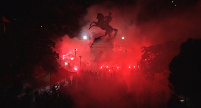Samsun’da yurttaşlar saldırıya uğrayan Atatürk Anıtı’nda nöbet tutuyor