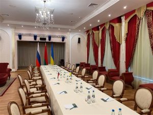 Belarus Dışişleri Bakanlığı görüşmenin yapılacağı salonun fotoğrafını paylaştı