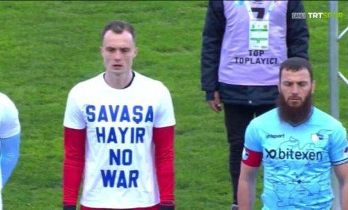 Erzurumspor’un tarikatçı futbolcusu Aykut Demir “savaşa hayır” tişörtünü reddetti