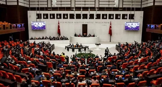 Sansür Yasası’nın TBMM’deki görüşmeleri sürüyor: Bir maddesi daha AKP-MHP oylarıyla kabul edildi