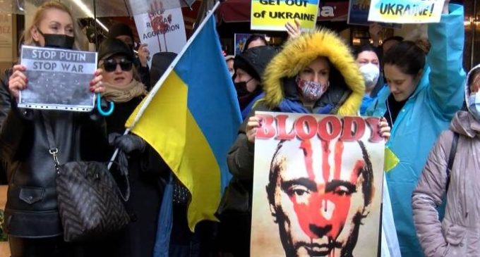 Ukrayna vatandaşları Rus Başkonsolosluğu önünde toplandı: “Savaşa hayır!”