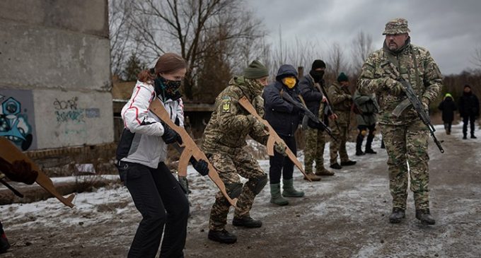 Ukrayna, sivillerin silah sahibi olabilmesini düzenleyen yasayı onayladı