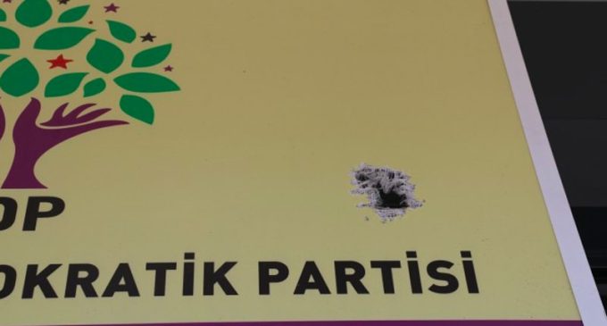 HDP Erdemli İlçe binasına silahlı saldırı: Partinin tabelasına kurşun isabet etti