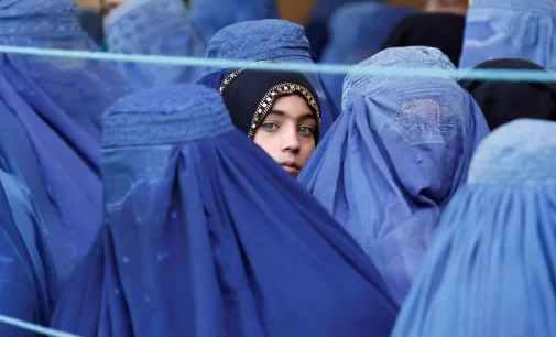 Taliban’dan yeni yasak: Kadınlar erkek refakatçi olmadan uçağa binemeyecek