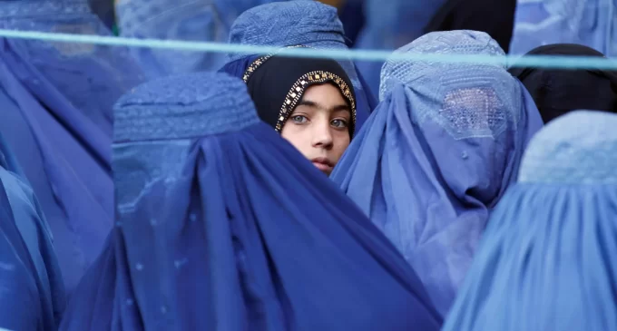 Taliban’dan yeni yasak: Kadınlar erkek refakatçi olmadan uçağa binemeyecek