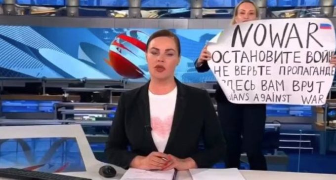 Rus devlet televizyonunda çalışandan “savaşa hayır” protestosu: Burada sana yalan söylüyorlar, inanma