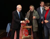 Kılıçdaroğlu’ndan elektriği kesilen Moda Sahnesi’ne ziyaret: Kandil hediye etti