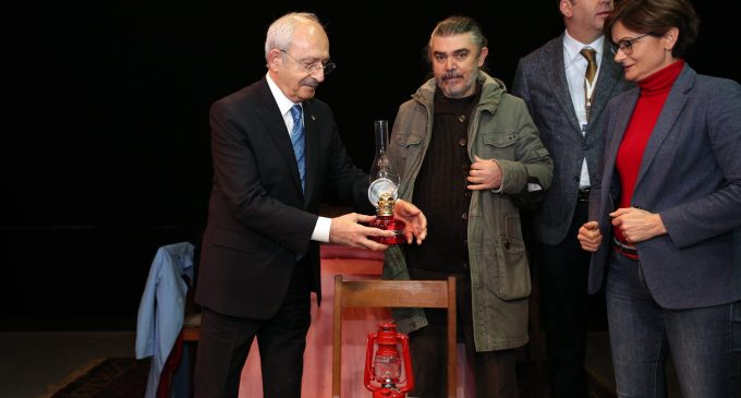 Kılıçdaroğlu’ndan elektriği kesilen Moda Sahnesi’ne ziyaret: Kandil hediye etti